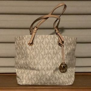 Michael kors white tote with side pockets and inside zip